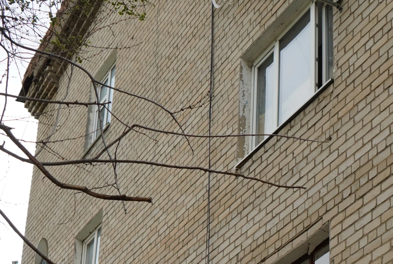 Пятилетний мальчик выпал из окна многоэтажки в Актобе